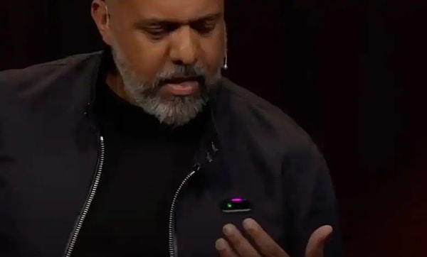 Andorid temelli yeni cihaz, içinde bulundurduğu yapay zeka desteği ile görüntülü çeviri yapabiliyor. Aynı zamanda sesli komut özelliği sayesinde de dokunmadan çalışabiliyor.