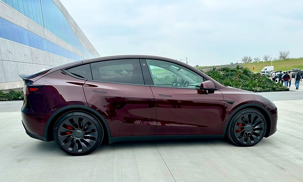 "Midnight Cherry Red" ismi verilen ve ABD'de birçok kişi tarafından tercih edilen renk, Tesla'nın Berlin'deki üretim fabrikasında kullanılmaya başlandı.