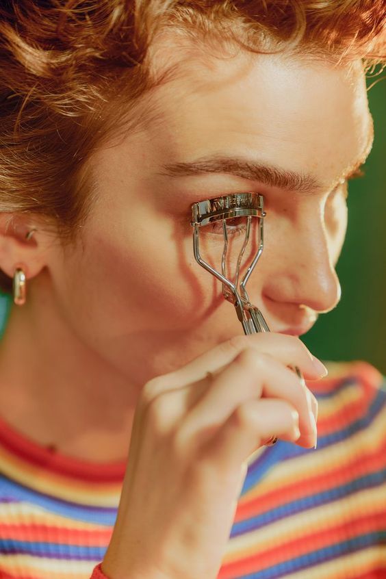 Kirpik kıvırıcı olmadan asla!