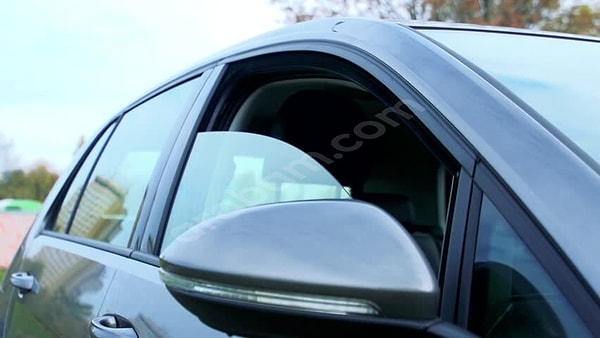 Otomobillerimizin olmazsa olmazlarından olan kapı camları, günlük hayatta kullanılan camlardan çok daha farklı ve önemli güvenlik testlerinden geçerek üretiliyor.