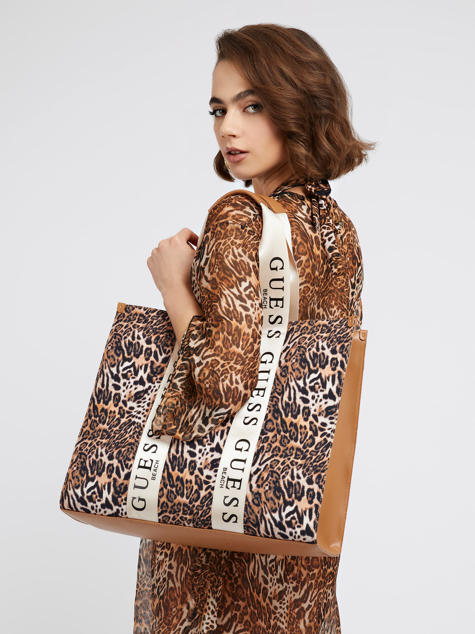 8. Komple baskılı tote Guess çanta