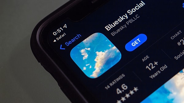 Tam olarak herkese açık bir platform haline gelmeyen Bluesky bunun üzerine, kişilerin hesap açması için gereken özel davet kayıtlarını durdurma kararı aldı.