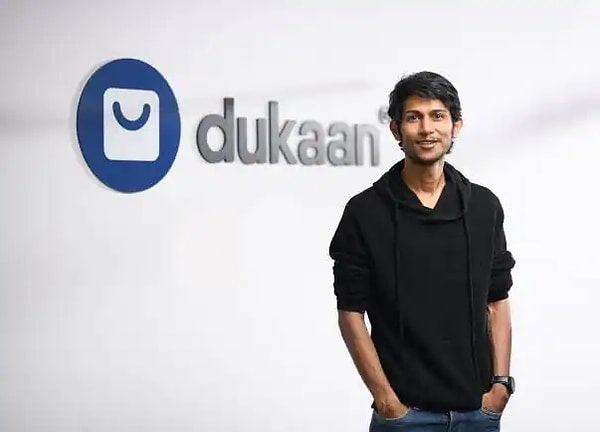 Dukaan isimli bir e-ticaret ve danışmanlık firmasının kurucusu ve baş yöneticisi Suumit Shah, şirketinde çalışan müşteri destek personellerinin yaklaşık yüzde doksanını kovduğunu ve bu birimde artık yapay zeka ile beraber çalıştıklarını açıkladı.