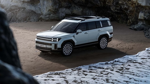 Hyundai'nin merakla beklenen SUV aracı Hyundai Santa Fe, herkesi şaşırtan radikal değişimi ile nihayet gün yüzüne çıktı.