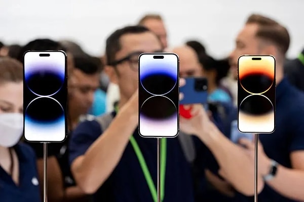 Teknoloji devi, akıllı telefon pazarındaki gerilemeler ve küresel ekonomideki problemlere rağmen 85 milyon adet iPhone 15 modeli üretme kararı aldı.