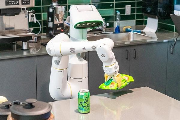 Firma, Robotics Transformer 2 (RT-2) isimli yeni dil modeli ile geliştirilen robotların ev işleri gibi basit görevleri daha hızlı öğrenebileceğini açıkladı.