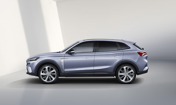 Yeni elektrikli araç, performans alanında da zirveye oynuyor. Öyle ki otomobilin Performance isimli versiyonu, 288 hp'lik üçlü motoru ile 0-100 km/sa hızlanmasını sadece 4,9 saniyede tamamlıyor.