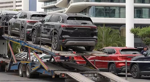 İddialara göre, teslim edilmeyi bekleyen T10X modelleri normal şartlarda Zeytinburnu'ndaki deneyim merkezinin kapalı otoparkında bekletiliyordu. Ancak mevcut bölgeler dolduğu için yeni üretilen araçlar dışarıya dizilmek zorunda kaldı.