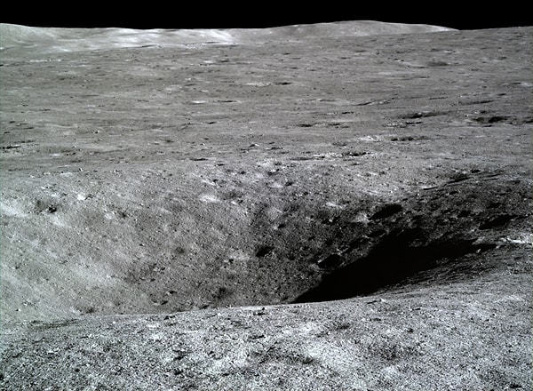 Gökbilimciler, The Journal of Geophysical Research: Planet isimli dergide yayımlanan konuyla ilgili bir makalede, söz konusu lav akıntılarının milyarlarca yıl öncesine dayandığını ve hatta uydunun oluşumundan hemen sonra gerçekleşmiş olabileceğini aktardı.