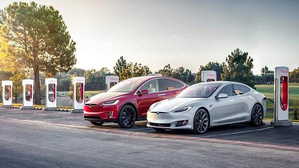 Elon Musk yönetimindeki Tesla, rekabetin gittikçe kızıştığı elektrikli otomobil pazarındaki liderliğini sürdürmek adına yeni bir fiyat indirimi kararı daha aldı.