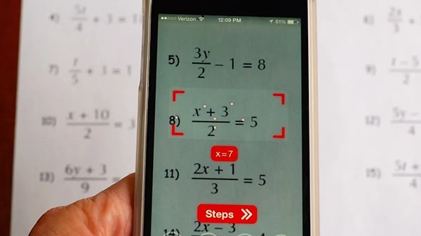 Piyasadaki birçok soru çözme uygulamasına kıyasla daha hatasız olan ve kolay kullanılabilen Photomath'in rakiplerinden bir adım önde olduğunu söyleyebiliriz.