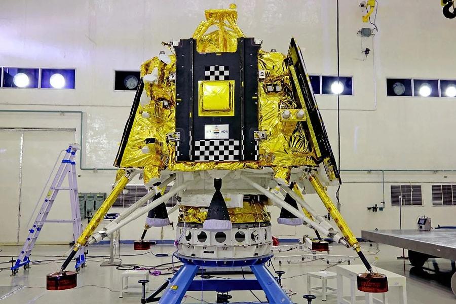 Hindistan'ın Ay'ın güney kutbu yakınına iniş yapabilen ilk uzay aracı olarak tarihe geçen Chandrayaan-3, uydunun gizemli tarafında geçen ilk iki haftayı sorunsuz bir şekilde atlattı.