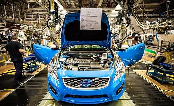 Sevilen üretici, otomobil endüstrisindeki elektrifikasyon dönüşümüne daha hızlı ayak uydurmak adına 2024 yılı ile beraber dizel araç üretimini sonlandıracaklarını açıkladı.