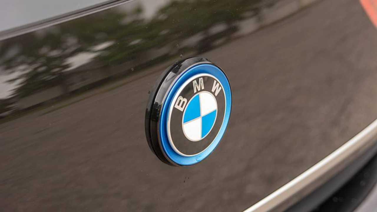 Son günlerde yabancı forum platformlarını adeta işgal eden BMW araç sahipleri, iPhone 15 modellerinin otomobil içerisinde kullanılan kablosuz şarj cihazı ile şarj edilmesinin hemen ardından çeşitli sorunlar yaşadığını iddia ediyor.
