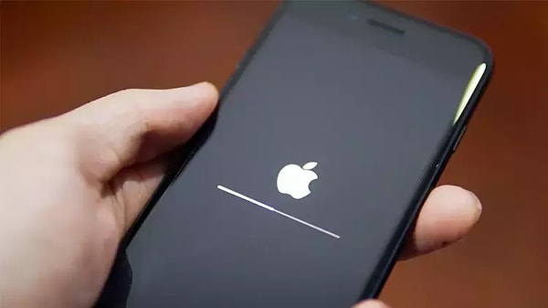 Kullanıcıların gönderilerine göre, telefonların kapalı kalma süresi değişkenlik gösterebiliyor. Örneğin bir kişinin iPhone modeli tam 4 saat boyunca kapalı kalırken, bir diğeri 2 saatlik bir sürenin ardından tekrar açılıyor.