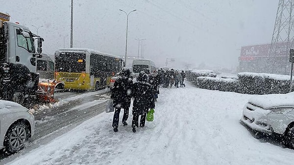 Marmara Bölgesi'nde ise bu hafta sonu, başta İstanbul olmak üzere Karadeniz ve Balkanlar üzerinden gelecek soğuk ve yağışlı hava etkisini gösterecek.