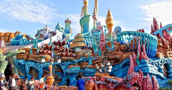 6. Tokyo Disneyland - Japonya