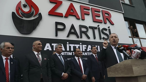 Metropoll'ün ocak ayı anketine göre, kilit partiler içinde oyunu en çok artıran parti ise Zafer. Suriyeli karşıtlığı üzerinden yürüttüğü politikalarla zaman zaman yoğun şekilde eleştirilen Zafer Partisi'nin oyu ise yüzde 2,28'den 3.2'ye çıkmış.