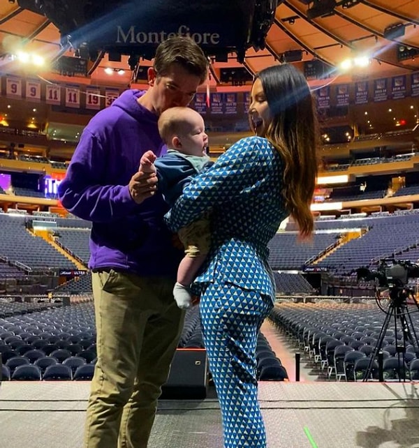 Meme kanseri farkındalığı tüm kadınların sağlığı için çok önemlidir. Bu riskin farkında olup düzenli kontrollerle meme kanserinin önüne geçebilirsiniz. Olivia Munn'a geçmiş olsun dileklerimizi iletiyoruz.🤍