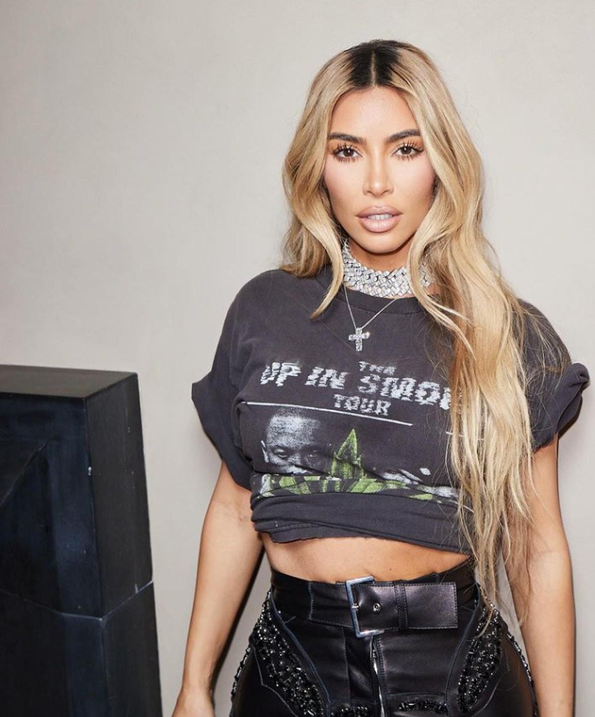 Ünlü internet ismi Kim Kardashian'ın şımarıklıklarını duymayan kalmamıştır. Geçtiğimiz günlerde Jimmy Kimmel şova katılan Kardashian takıntılarına yeni bir boyut getirdi, asistanının her sabahki görevini anlatan Kardashian'a duyanlar inanamadı!