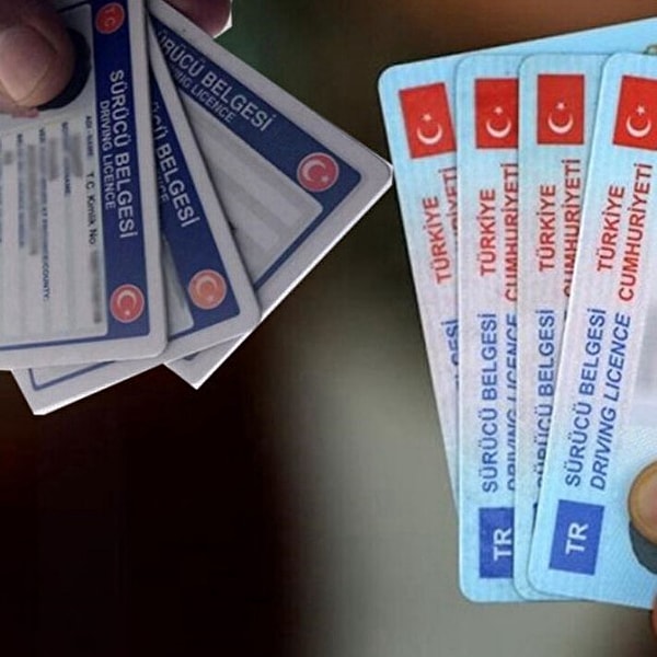 Eski ehliyeti yenisi ile değiştirmek için önce sağlık raporu alınıp ardından harçlar yatırılıyor. Daha sonra Nüfus ve Vatandaşlık İşleri'nden randevu alınıyor ve başvuru sonrası yeni ehliyet 1 ay içinde adrese kargolanıyor. Tabi bu süreçte bir de 6 ay içinde çekilmiş vesikalık fotoğraf isteniyor.