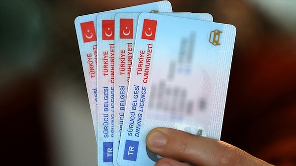 Bu arada söylemeden geçmeyelim yeni ehliyetler de süresiz değil. Yenilenmiş ehliyetlerin süresi 10 yıl. Tabi bu süre farklı sınıf ehliyetlerde 5 yıla kadar inebiliyor.
