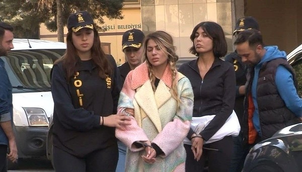 "Kızcağız iman etmeyi bilmiyor, imanı zayıf, dayanamadı. Bizimkiler Aslan gibi duruyor cezaevinde. Güvenilir ve imanlı bir insanım. Arkadaşlarımın imanı da çok yüksek. Allah benim karşıma ilk başta güvendiğim Adnan Beyi çıkardı. Benim ahlak anlayışımı benimseyen insanlarla karşılaşmamı sağladı."