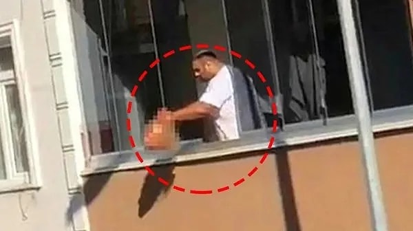 İstanbul Bağcılar'da 25 Eylül 2022 tarihinde meydana gelen olayda Ali Sayan (28) annesi Havva Sayan'ı (58) 13 yerinden bıçaklamış, ardından kafasını keserek balkondan atmıştı.