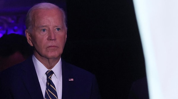 Reuters'a konuşan iki kaynak, Biden'ın yeniden seçilme yolunun kapanmak üzere olduğunu gösteren anket verilerini 48 saat boyunca inceledikten sonra, dün yarıştan çekilme kararını yardımcılarının çoğuna bildirdiğini söyledi.