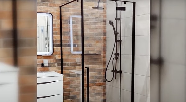 Çocuklarıyla birlikte Alanya'daki lüks otele giden aile duşakabin camının bomba gibi patlamasıyla neye uğradıklarını şaşırdı.