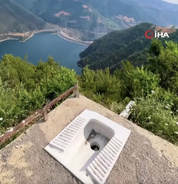 Bafra Altınkaya Barajı mevkisinde tepede bulunan etrafı açık tuvalet, görenleri şaşkına çevirdi. Sosyal medyada gündem olan tuvaletin neden buraya yapıldığı sorusuna yanıt yok.