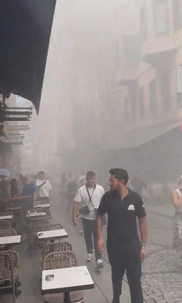 DHA'nın aktardığına göre, yangın otele ait jenaratörde meydana gelen arza nedeniyle başladı.