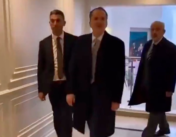 Fatih Erbakan, "Sosyal medyayla yayıldı bu ama sonradan bizim çocuklar, evdekiler falan da dedi. 'Ya doğru' diye. Biraz da güldüler onlar da. Şimdi artık ben de biraz dikkat ediyorum" ifadelerini kullandı.