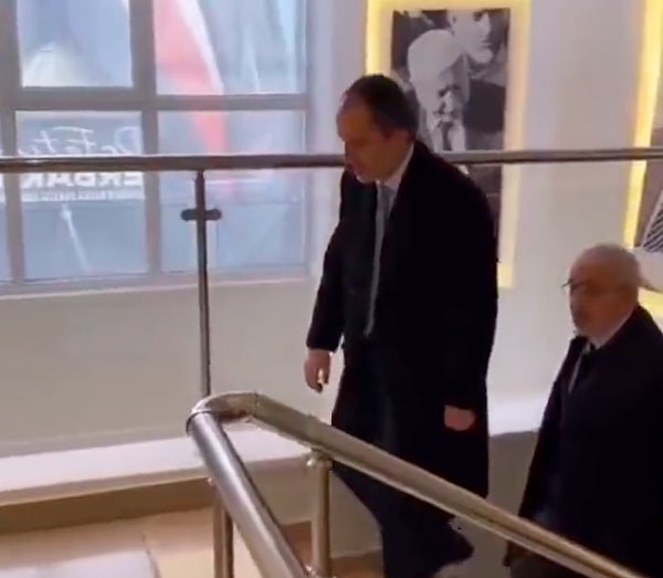 Koronavirüs salgınından önce spor yaptığını ancak pandemi nedeniyle spora ara verdiğini belirten Erbakan, duruş ve doğru yürüyüş için spora yeniden başlaması gerektiğini de dile getirdi.