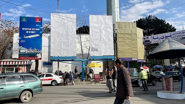 Gerici uygulamalarıyla sık sık dünyada haber olan Taliban bu kez de sakal bırakmayı reddeden emniyet güçlerini görevlerinden aldı.