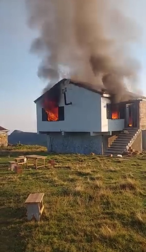 Çıkan yangında ilk belirlemelere göre Arif Altuntaş, Gülizar Altuntaş ve kimliği belirlenemeyen bir kişi olmak üzere 3 kişi yanarak hayatını kaybetti.