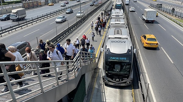 İstanbul'da ulaşımın kalbi konumunda bulunan metrobüs hattında her gün yaklaşık 1 milyondan fazla yolcu taşınıyor.
