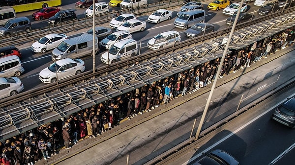 İBB'den yapılan açıklamaya göre ise metrobüs hattında iki durak; Avcılar’daki İBB Sosyal Tesisleri ile Yenibosna durağı arasında başlatılan Beyaz Yol çalışması nedeniyle geçici olarak kapatılacak.
