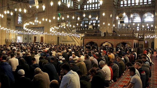 Diyanet İşleri Başkanlığı'nın resmi bayramlar için yayınladığı anma mesajları ve Cuma hutbelerinde Atatürk'ün adının hiç anılmaması uzun bir süredir tartışmaların merkezinde yer alıyordu.