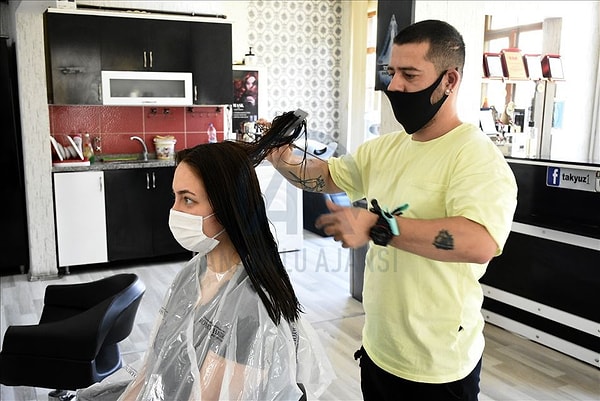 Buna göre, kadın kuaförleri ve güzellik merkezleri artık pazar günleri açık olacak. Berberler ise pazar günü kapalı olmayı sürdürecek.