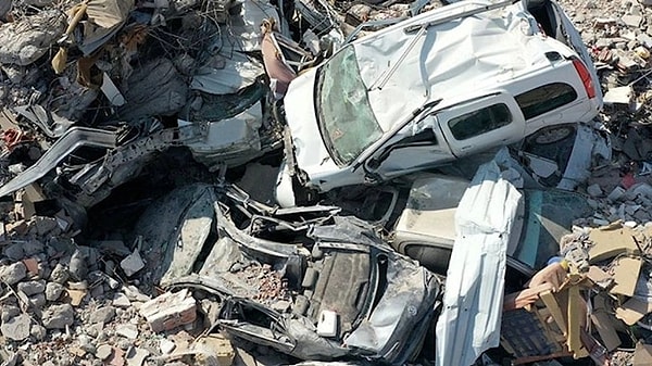 Polis ekipleri depremde ağır hasar alarak kullanılmaz hale gelen araçların motorlarını, aynı marka ve model çalıntı, kaçak veya hacizli araçlara takıldığını belirledi.