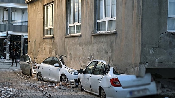 6 Şubat 2023'teki Kahramanmaraş merkezli depremlerde yıkılan binaların altında binlerce otomobil de kalmıştı.