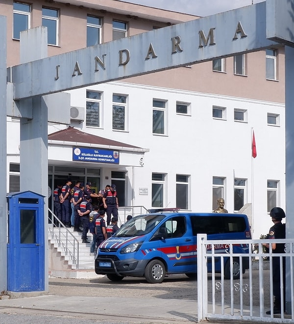 Babasını silahla vurduktan sonra baltayla parçalayan ve ardından yakan cani evlat, cesedi de dere yatağına attı. Canberk Yalçın ardından babası için kayıp ihbarında bulundu ve hatta jandarmayla arama çalışmalarına katıldı.