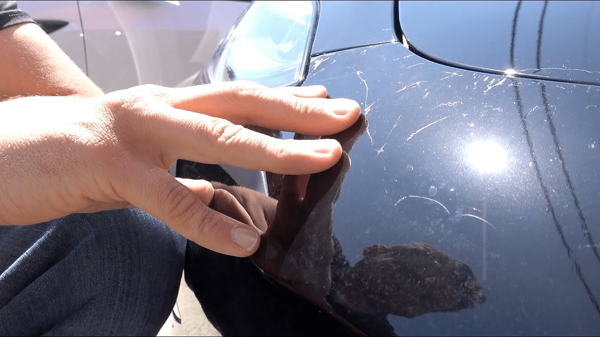 Güvenilir ve iyi bir yerde yaptırmadığınız takdirde, PPF kaplama yapılırken arabanızın kaportası çizilebilir.