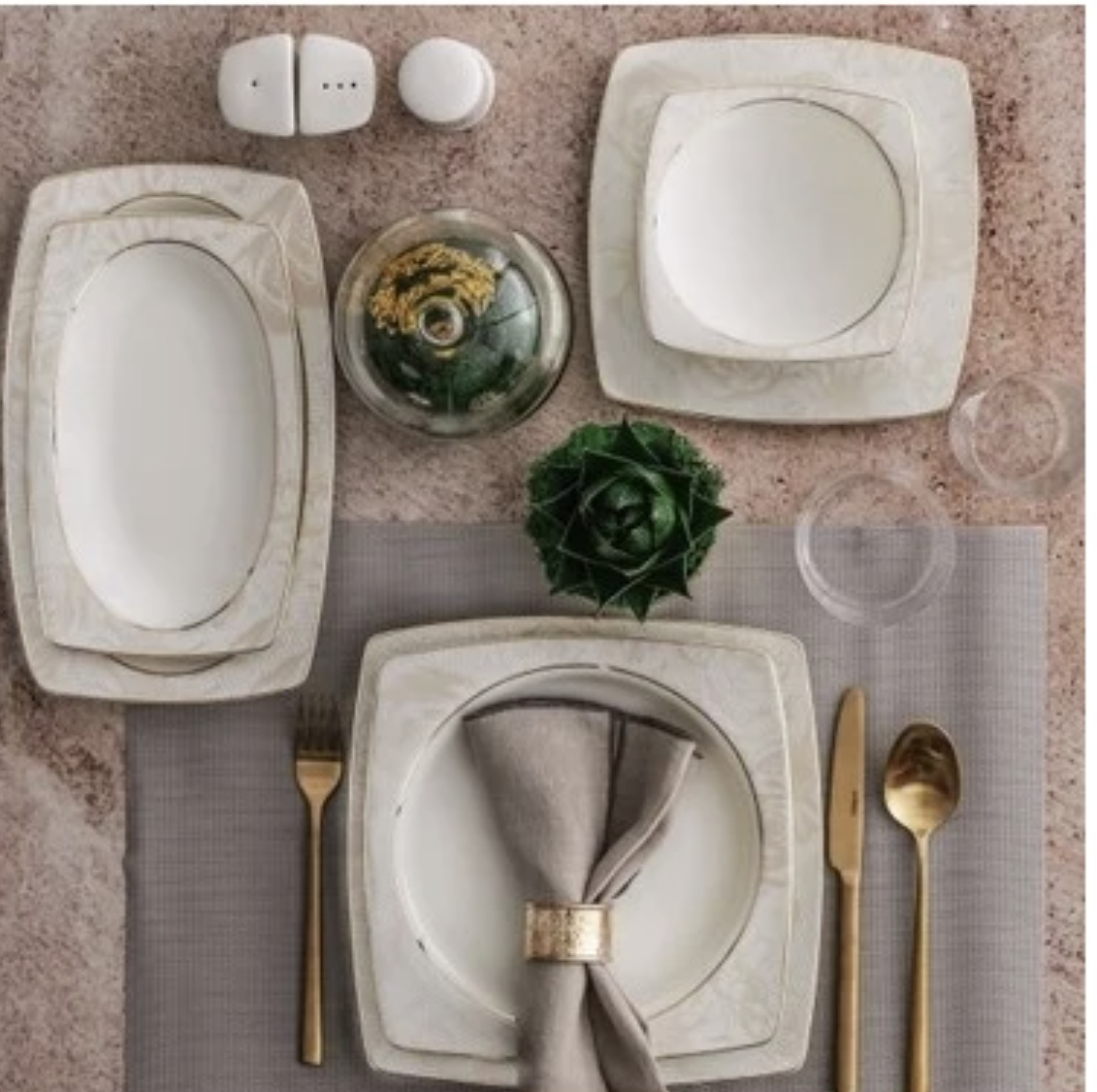 Güral Porselen'in Caroline serisi, 61 parçadan oluşan, 12 kişilik kare bone yemek takımı, şeffaf ve dayanıklı bir yapıya sahip.