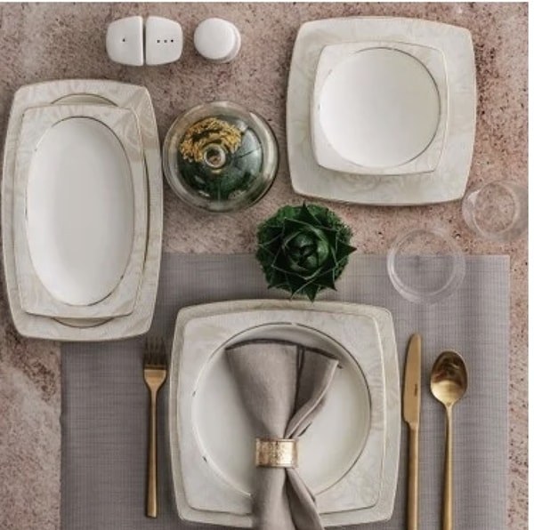 Güral Porselen'in Caroline serisi, 61 parçadan oluşan, 12 kişilik kare bone yemek takımı, şeffaf ve dayanıklı bir yapıya sahip.
