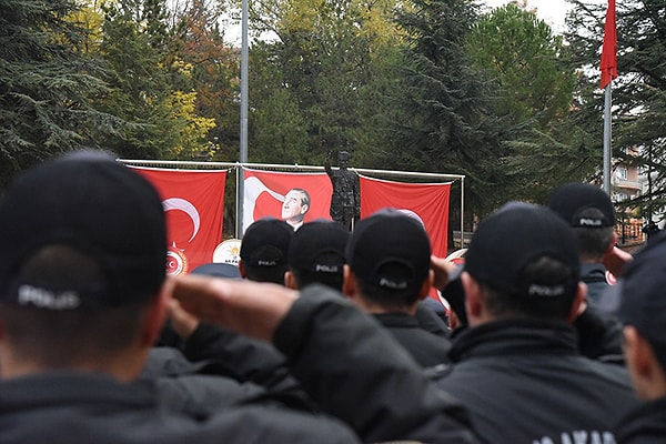 "Atatürk'ü putlaştırmak isteyenler kadar, Atatürk'ü tamamen yok sayanlar da Gazi'nin milletimizin gönlündeki yerini sarsamayacaktır."