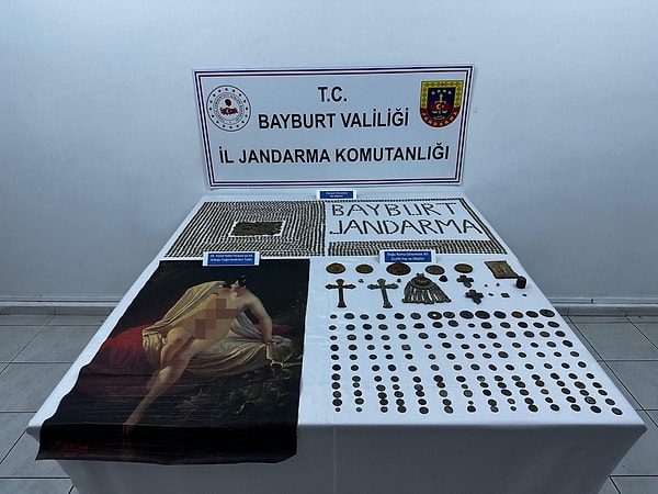 Bayburt’ta jandarma tarafından düzenlenen operasyonda çok sayıda sikke ve objeler ile 6 milyon euroya satışa sunulmaya çalışılan dünyaca ünlü ressam Pablo Picasso’ya ait olduğu değerlendirilen tablo ele geçirildi.