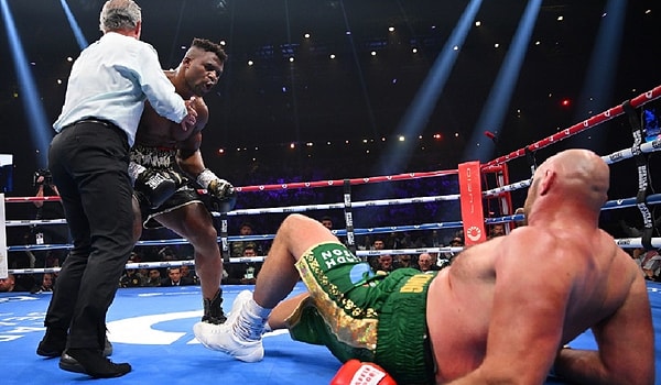 Ancak 2022'nin sonunda Ngannou, boks dünyasında şansını denemek için MMA'den ayrılınca işler biraz sarpa sardı.