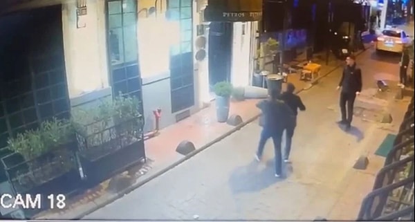 Bunun üzerine araçta bulunan üç kişi İbrahim A.’ya, “Biz Tarlabaşı çocuğuyuz, burayı tararız, sağlam bir şey bırakmayız.” diyerek olay yerinden ayrıldı. Yaklaşık 15 dakika sonra geri gelen Serhat D. (18), Musa T. (24) ve İkbal R. (19) araçtan inerek sokaktakilere saldırmaya başladı.